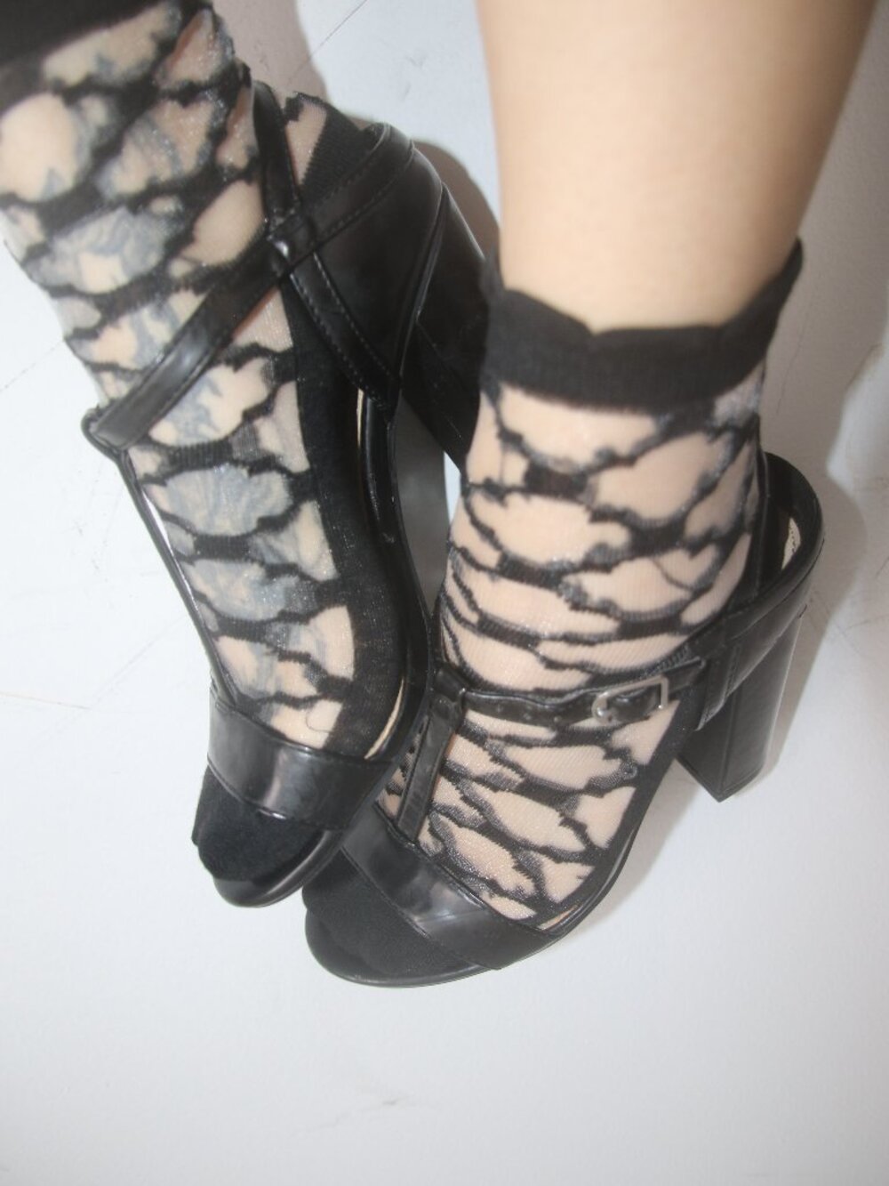 Forever 21 : Black Block Heel Sandals.